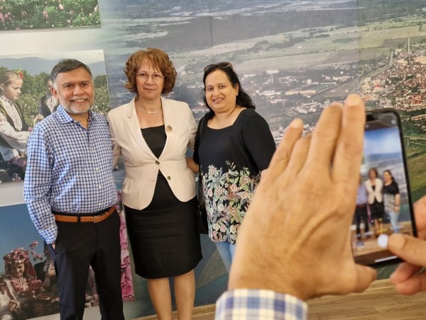 Шест индийски брачни двойки посрещна кмета на Казанлък