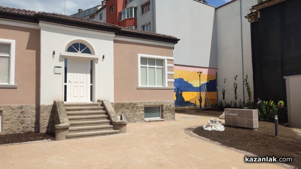 Ученици изрисуваха голяма стена, която ще допълва новия музей “Ахинора“