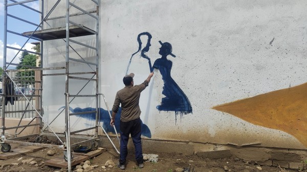 Ученици изрисуваха голяма стена, която ще допълва новия музей “Ахинора“