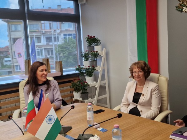 Шест индийски брачни двойки посрещна кмета на Казанлък