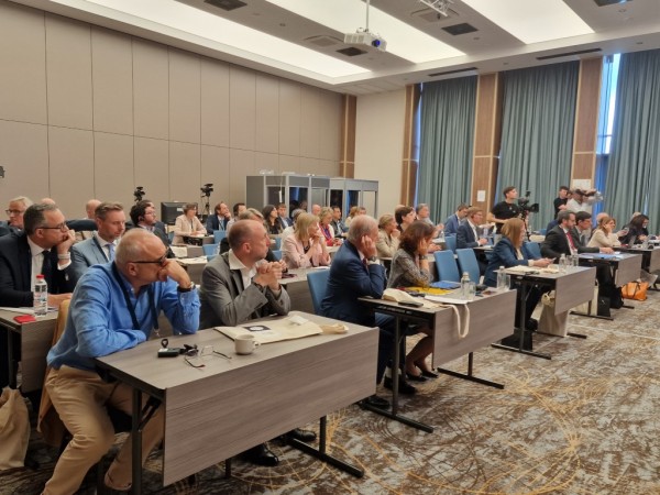 Натуралният произход на розовото масло във фокуса на международен форум с всички заинтересовани страни