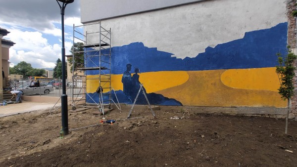 Ученици изрисуваха голяма стена, която ще допълва новия музей “Ахинора“