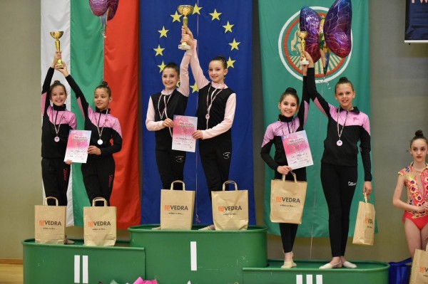 Златни медали за казанлъшките грации от СК “Розова долина“ в Стара Загора 