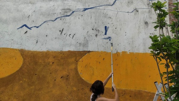 Ученици изрисуваха голяма стена, която ще допълва новия музей “Ахинора“