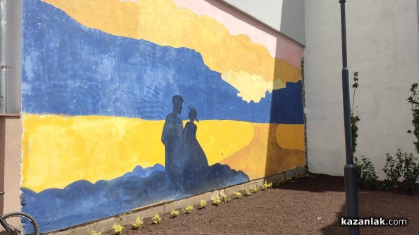 Ученици изрисуваха голяма стена, която ще допълва новия музей “Ахинора“