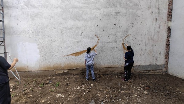 Ученици изрисуваха голяма стена, която ще допълва новия музей “Ахинора“