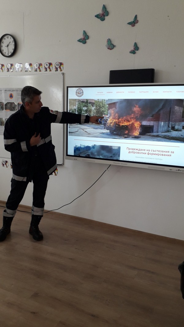 Ученици от ОУ “Св. Паисий Хилендарски“ се срещнаха с представители на доброволческия отряд към Пожарната