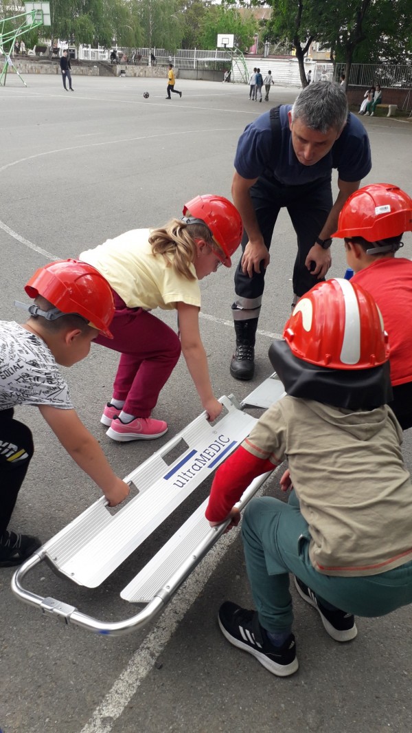 Ученици от ОУ “Св. Паисий Хилендарски“ се срещнаха с представители на доброволческия отряд към Пожарната