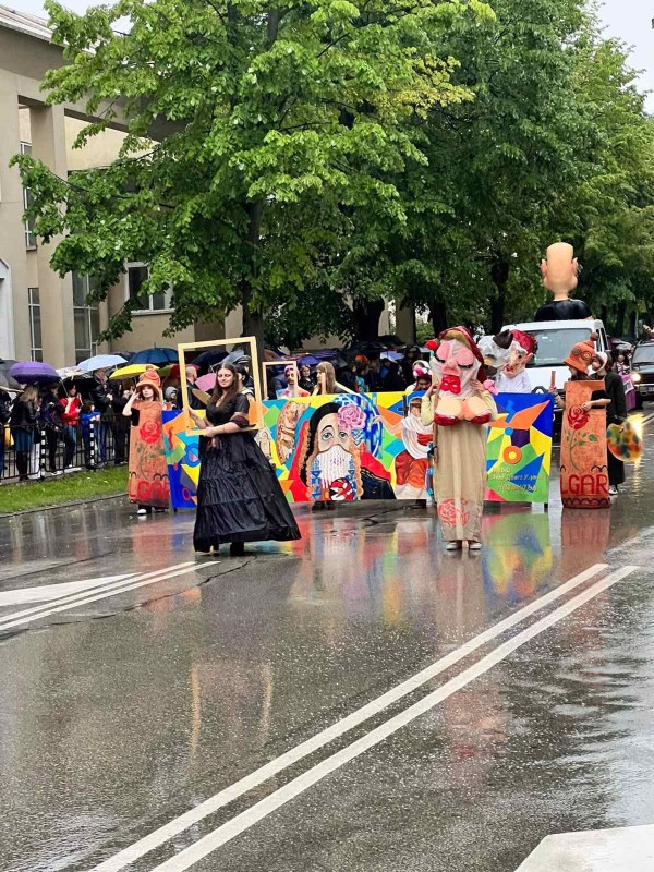 Ученици изрисуваха голяма стена, която ще допълва новия музей “Ахинора“