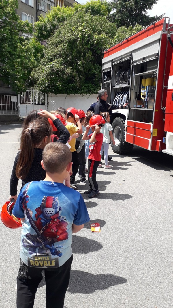 Ученици от ОУ “Св. Паисий Хилендарски“ се срещнаха с представители на доброволческия отряд към Пожарната