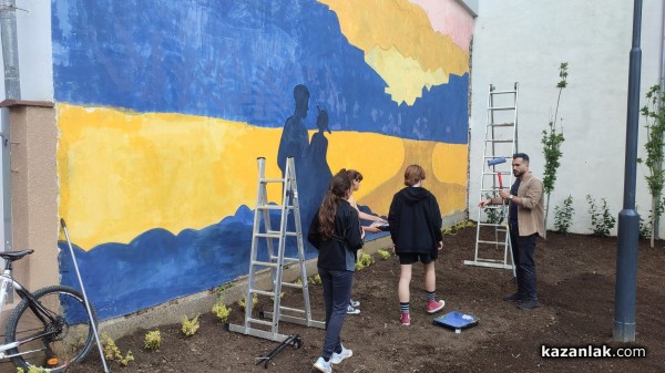 Ученици изрисуваха голяма стена, която ще допълва новия музей “Ахинора“