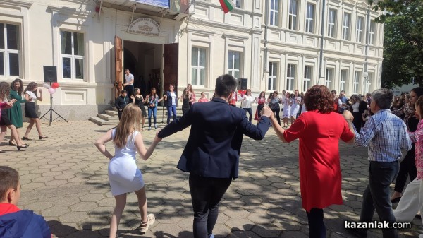 На 24 май Хуманитарната гимназия награди 14 свои ученици за високи постижения