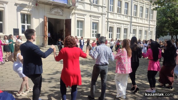 На 24 май Хуманитарната гимназия награди 14 свои ученици за високи постижения