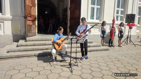 На 24 май Хуманитарната гимназия награди 14 свои ученици за високи постижения