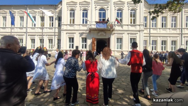 На 24 май Хуманитарната гимназия награди 14 свои ученици за високи постижения