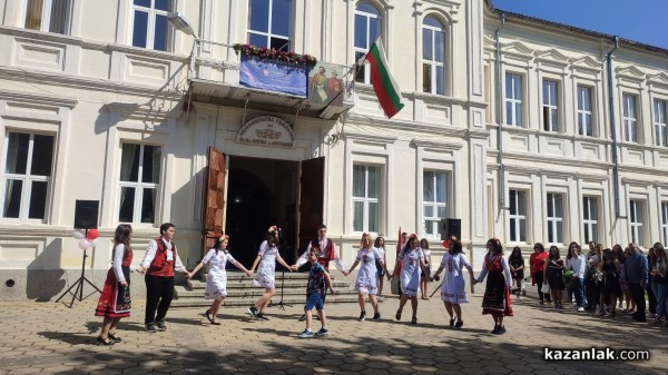 На 24 май Хуманитарната гимназия награди 14 свои ученици за високи постижения