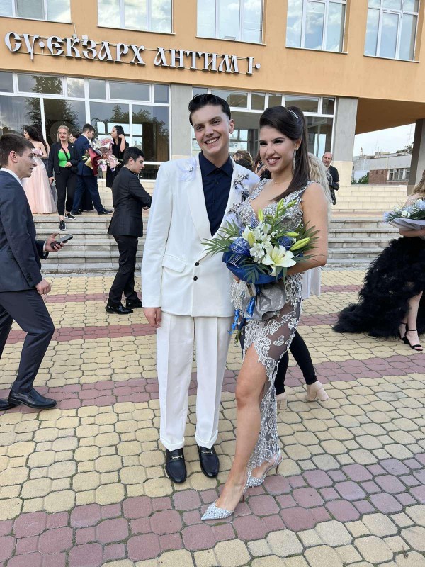 Казанлъшки абитуриент, приет да учи мода в Милано, уши сам костюма си за бала