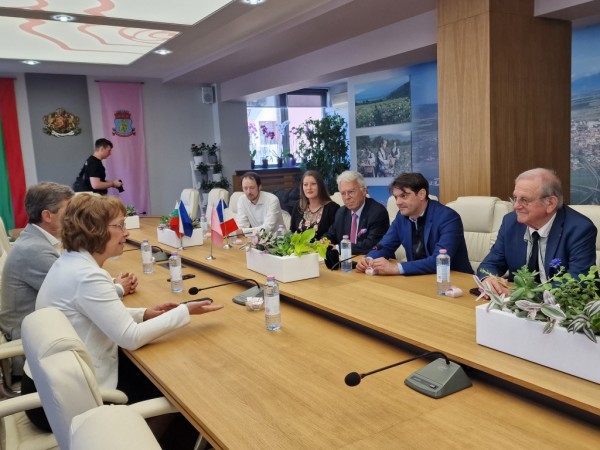 Кметовете на Казанлък и френския Грас - обединени зад каузата за опазване на розовото масло