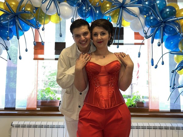 Казанлъшки абитуриент, приет да учи мода в Милано, уши сам костюма си за бала