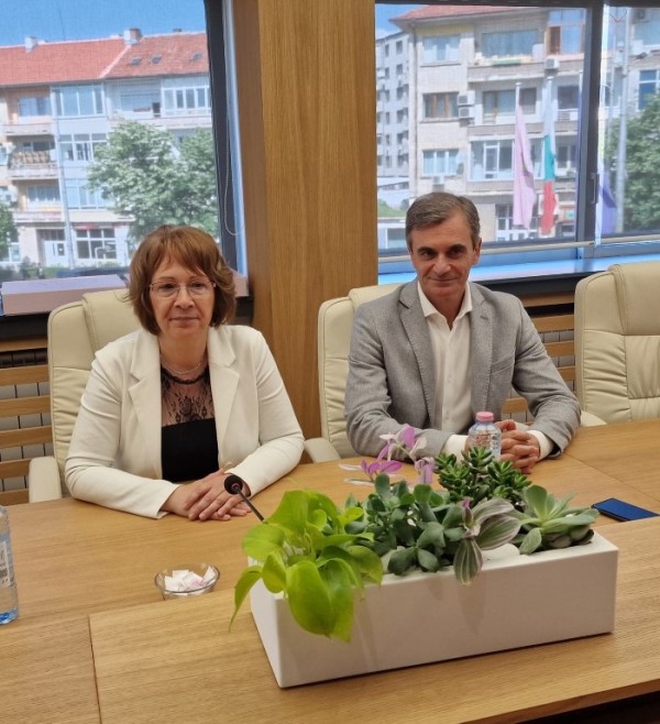 Кметовете на Казанлък и френския Грас - обединени зад каузата за опазване на розовото масло