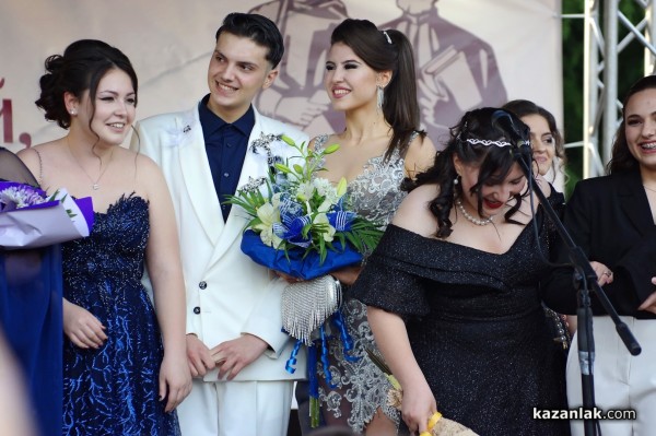 Казанлъшки абитуриент, приет да учи мода в Милано, уши сам костюма си за бала