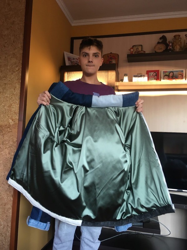 Казанлъшки абитуриент, приет да учи мода в Милано, уши сам костюма си за бала