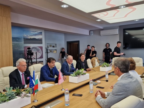 Кметовете на Казанлък и френския Грас - обединени зад каузата за опазване на розовото масло