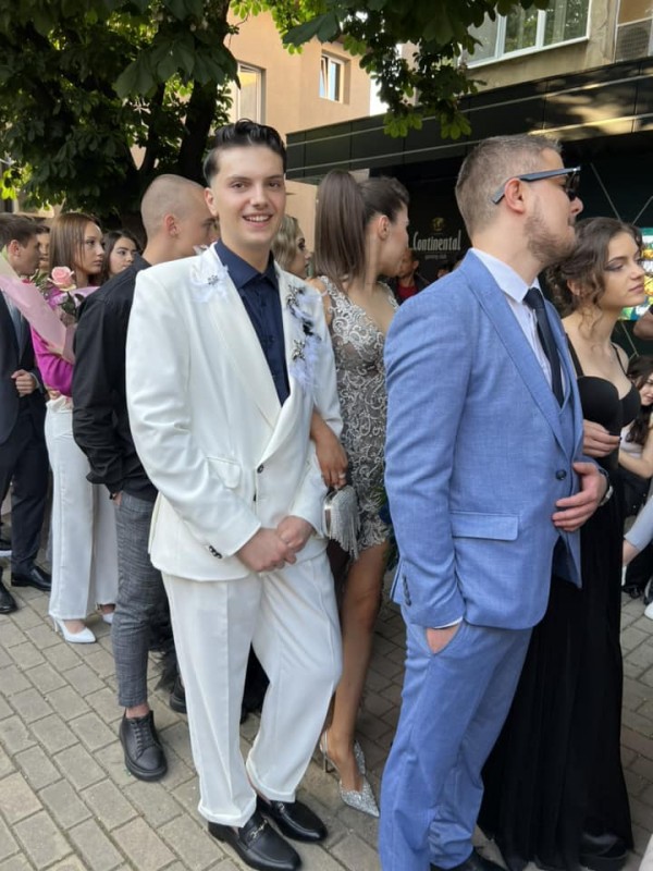 Казанлъшки абитуриент, приет да учи мода в Милано, уши сам костюма си за бала