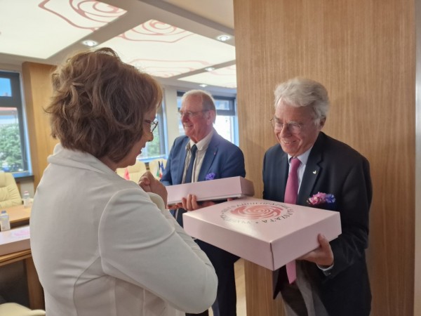 Кметовете на Казанлък и френския Грас - обединени зад каузата за опазване на розовото масло