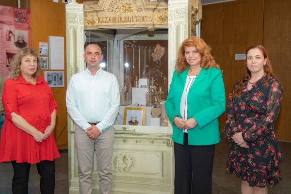 Дизайнерката Мариела Гемишева ще допълни изложбата “La belle Rose” с интересен пърформанс