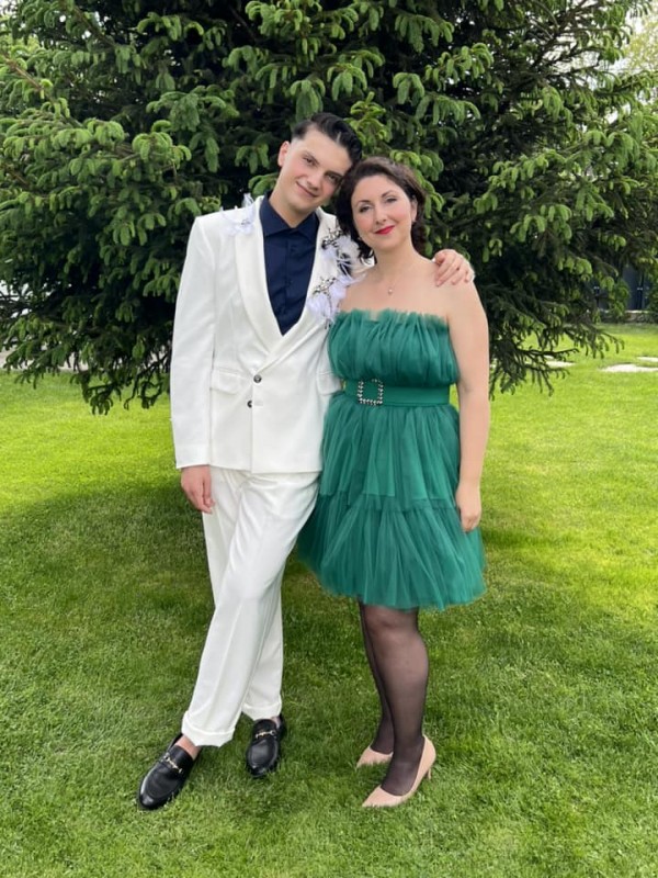 Казанлъшки абитуриент, приет да учи мода в Милано, уши сам костюма си за бала