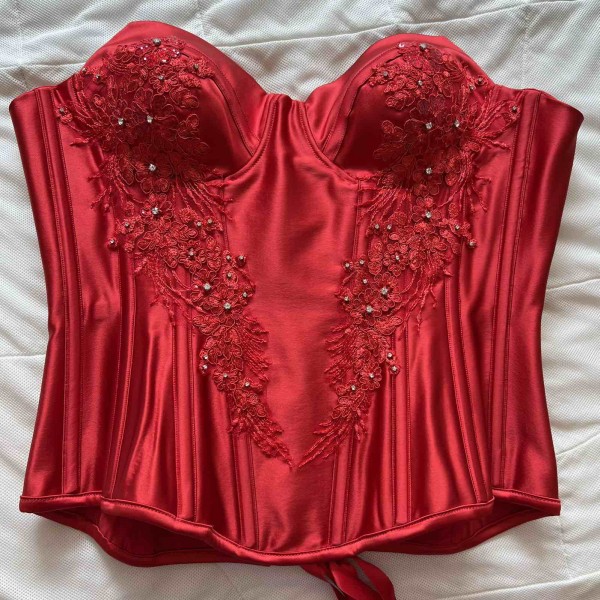 Казанлъшки абитуриент, приет да учи мода в Милано, уши сам костюма си за бала