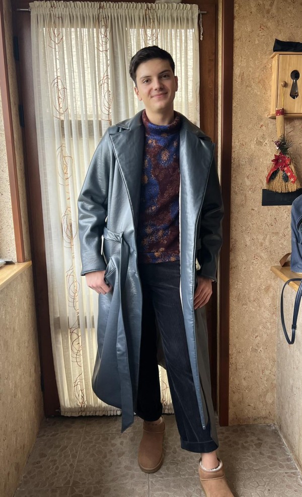 Казанлъшки абитуриент, приет да учи мода в Милано, уши сам костюма си за бала