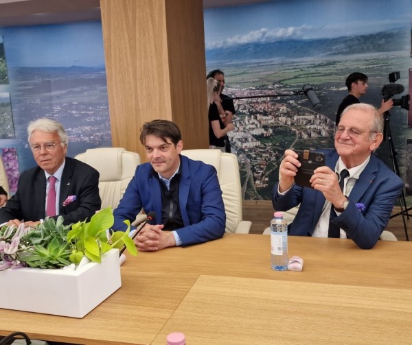 Кметовете на Казанлък и френския Грас - обединени зад каузата за опазване на розовото масло