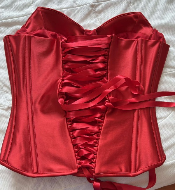 Казанлъшки абитуриент, приет да учи мода в Милано, уши сам костюма си за бала