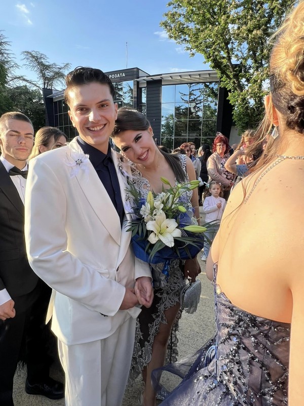 Казанлъшки абитуриент, приет да учи мода в Милано, уши сам костюма си за бала