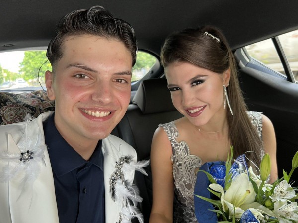 Казанлъшки абитуриент, приет да учи мода в Милано, уши сам костюма си за бала