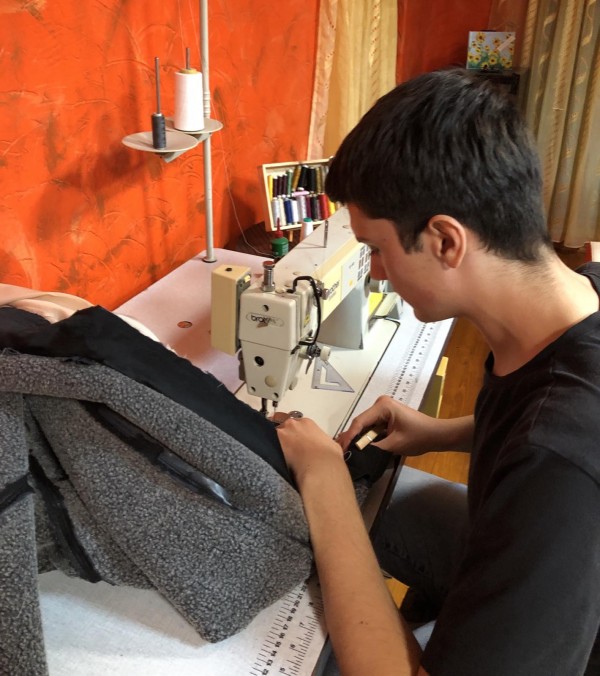 Казанлъшки абитуриент, приет да учи мода в Милано, уши сам костюма си за бала