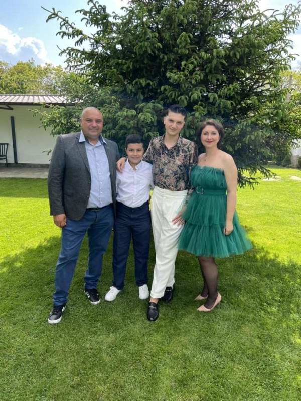 Казанлъшки абитуриент, приет да учи мода в Милано, уши сам костюма си за бала