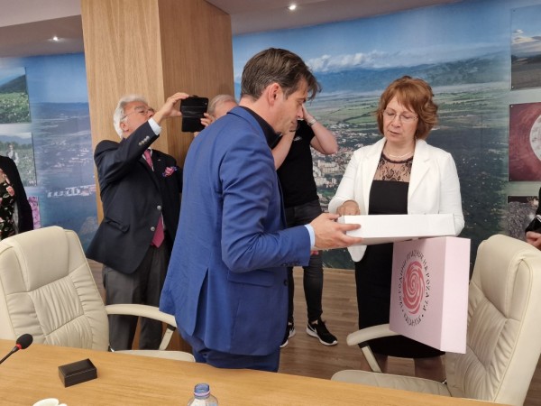 Кметовете на Казанлък и френския Грас - обединени зад каузата за опазване на розовото масло