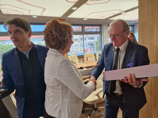 Кметовете на Казанлък и френския Грас - обединени зад каузата за опазване на розовото масло