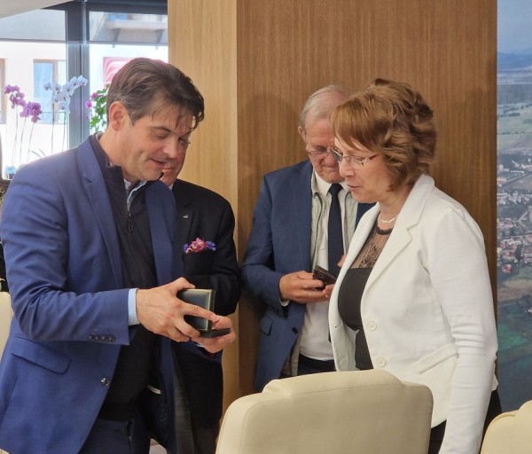 Кметовете на Казанлък и френския Грас - обединени зад каузата за опазване на розовото масло