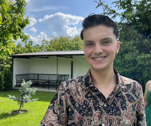 Казанлъшки абитуриент, приет да учи мода в Милано, уши сам костюма си за бала