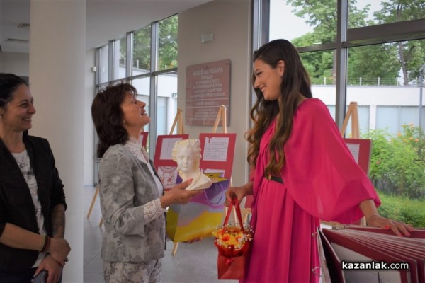 Царица Роза 2017 представи дебютната си книга-албум, посветена на Казанлък и дъхавите му рози