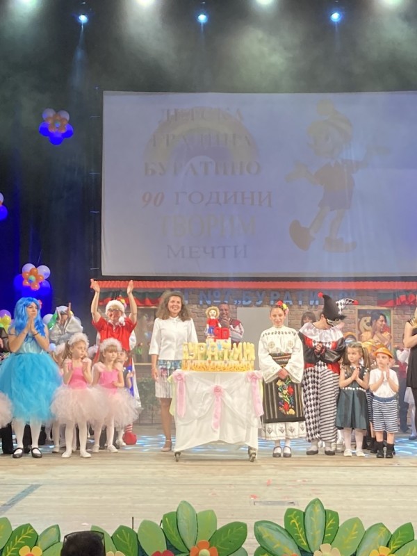 Поздравления от кмета Галина Стоянова за 90-годишнина на детска градина “Буратино“ в Казанлък