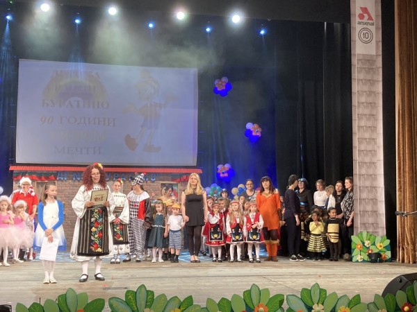 Поздравления от кмета Галина Стоянова за 90-годишнина на детска градина “Буратино“ в Казанлък
