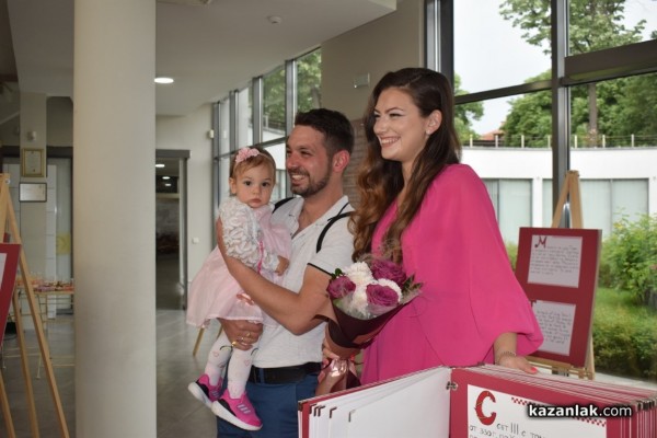 Царица Роза 2017 представи дебютната си книга-албум, посветена на Казанлък и дъхавите му рози