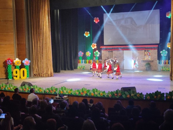 Поздравления от кмета Галина Стоянова за 90-годишнина на детска градина “Буратино“ в Казанлък