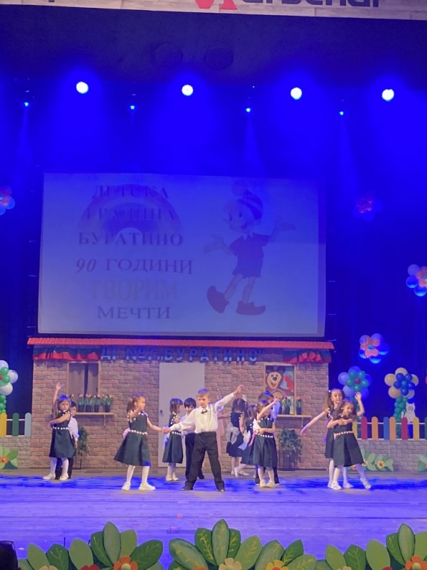 Поздравления от кмета Галина Стоянова за 90-годишнина на детска градина “Буратино“ в Казанлък
