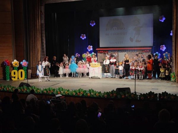 Поздравления от кмета Галина Стоянова за 90-годишнина на детска градина “Буратино“ в Казанлък